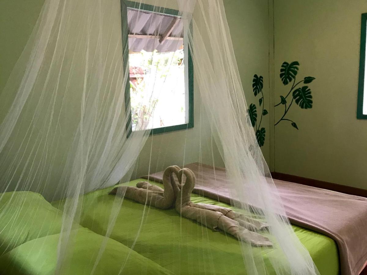 Rasta Baby Bar & Bungalows - Suitable For Young Travelers Koh Phayam Exterior photo