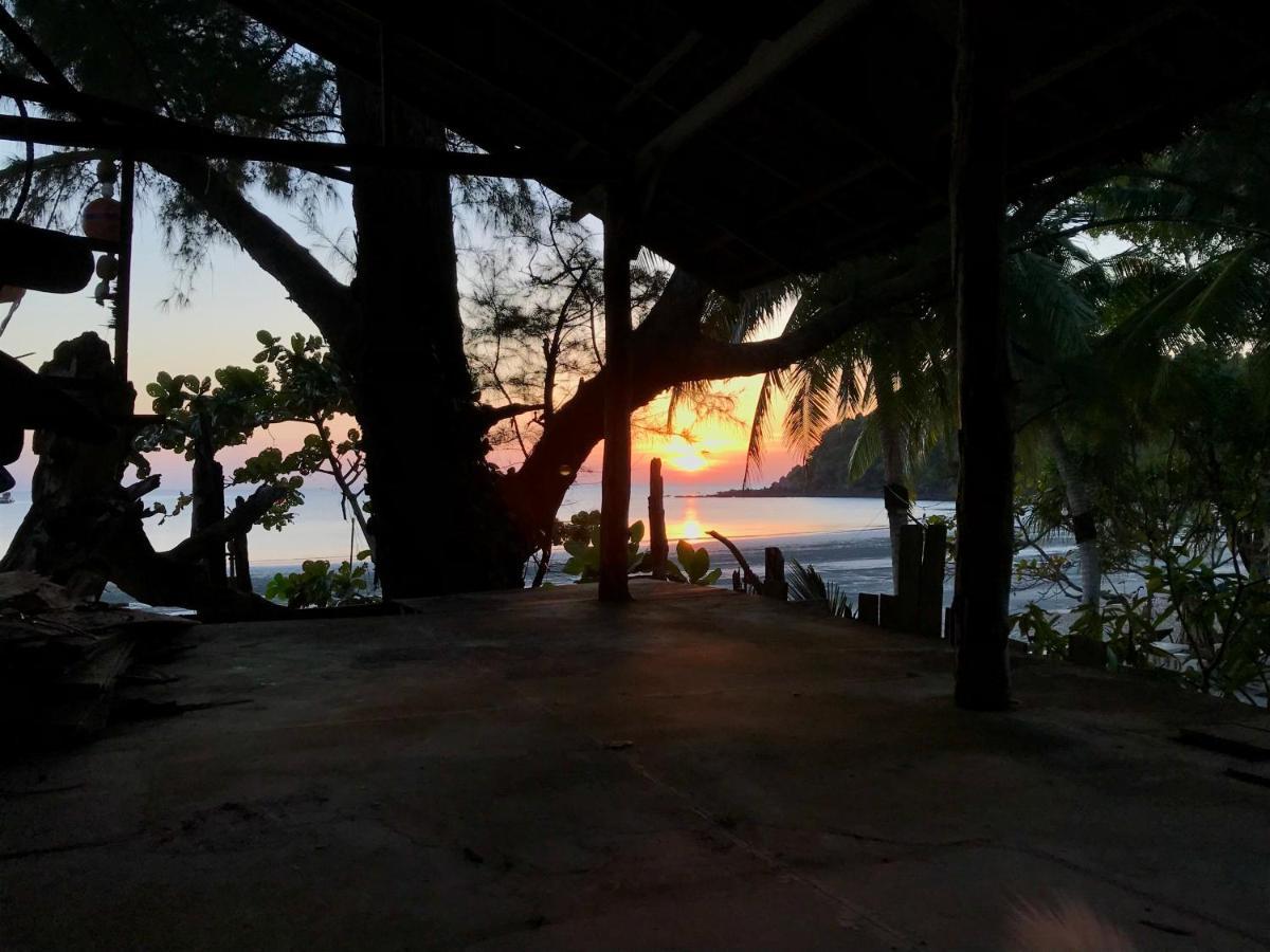 Rasta Baby Bar & Bungalows - Suitable For Young Travelers Koh Phayam Exterior photo